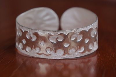 鶴慶新華村 傳承千年的純手工足銀手鐲，匠心打造的銀飾批發(fā)新選擇